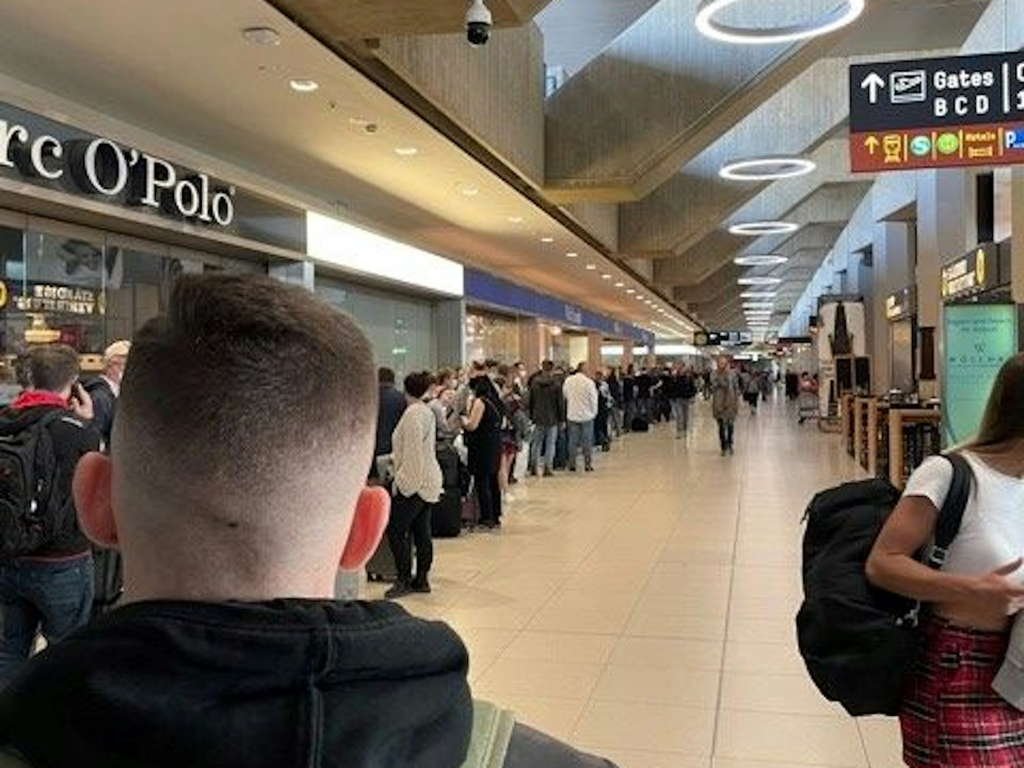 Extreme Warteschlangen am Flughafen Köln Bonn am 28. April.