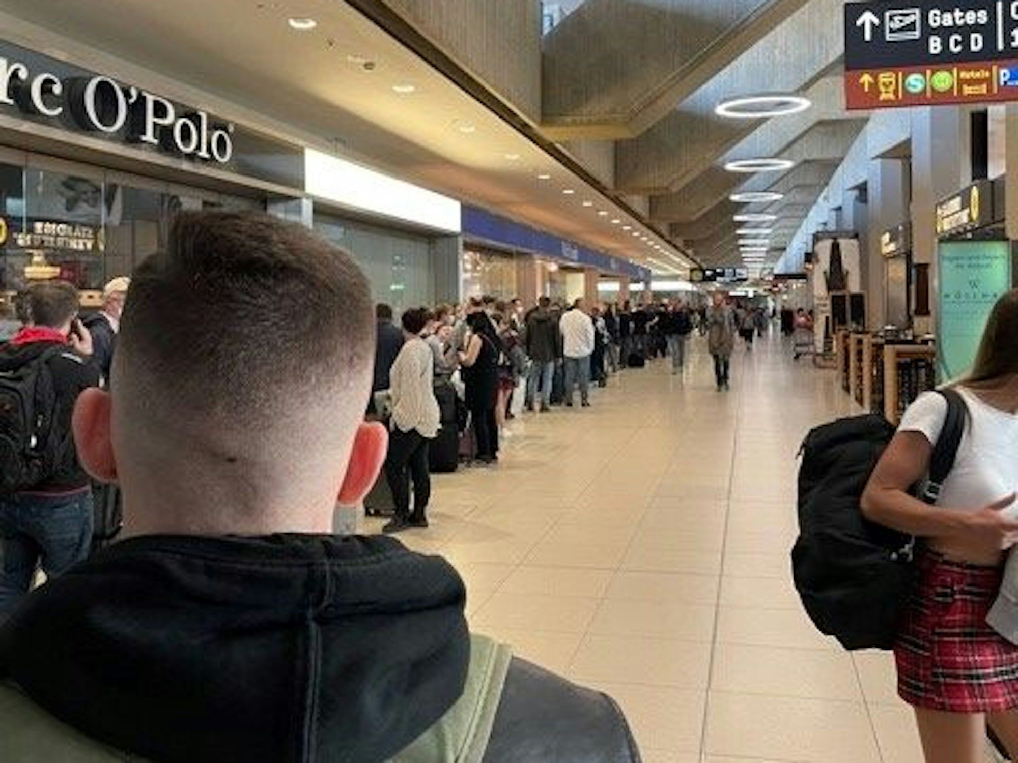 Extreme Warteschlangen am Flughafen Köln Bonn am 28. April.