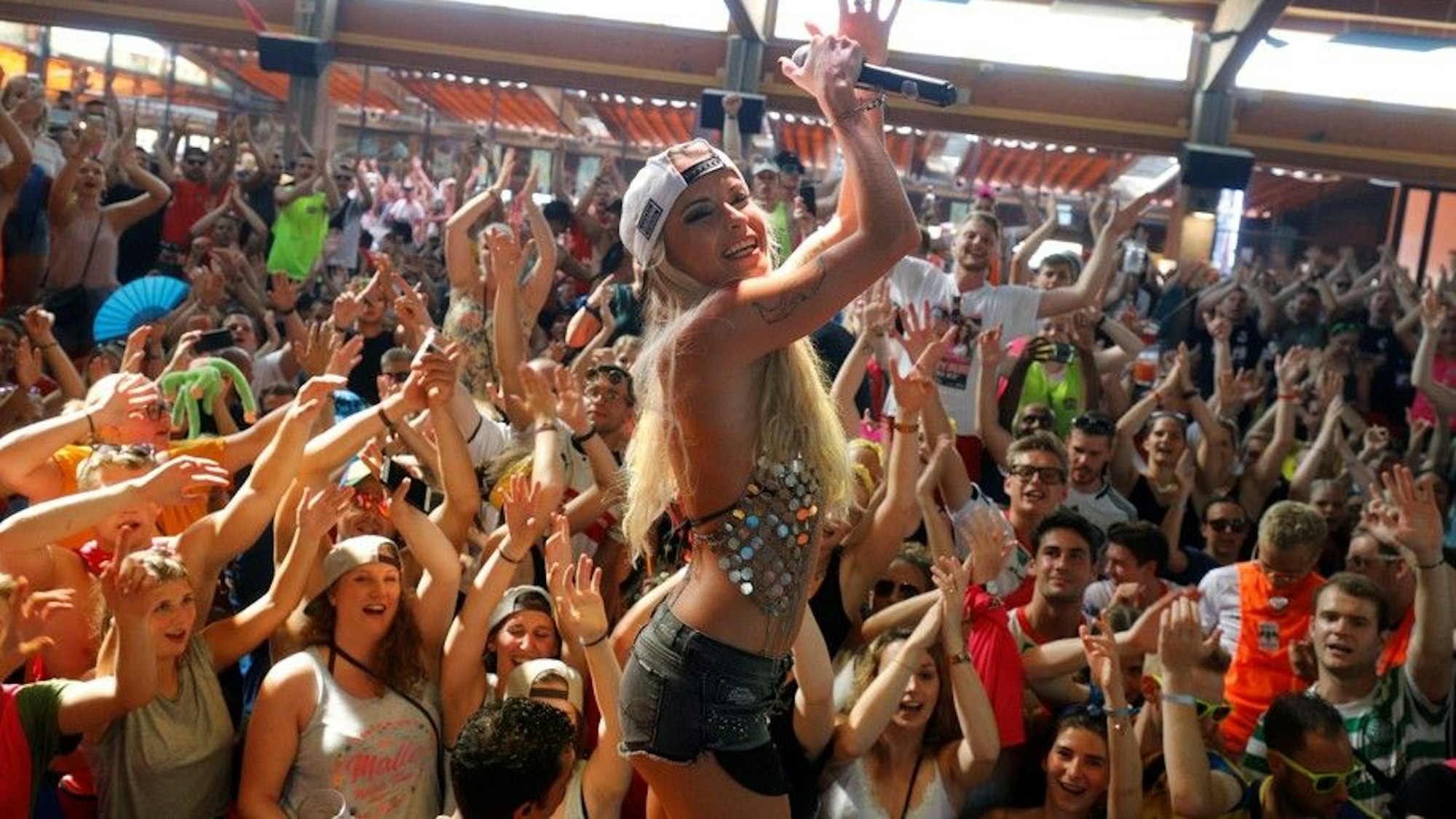 Mia Julia, hier im Juli 2019 im Bierkönig, jagte ihren Fans einen Schrecken ein.