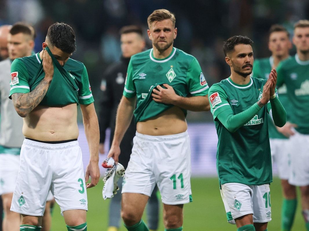 Ernüchterung bei den Spielern von Werder Bremen nach der 2:3-Niederlage gegen Holstein Kiel.