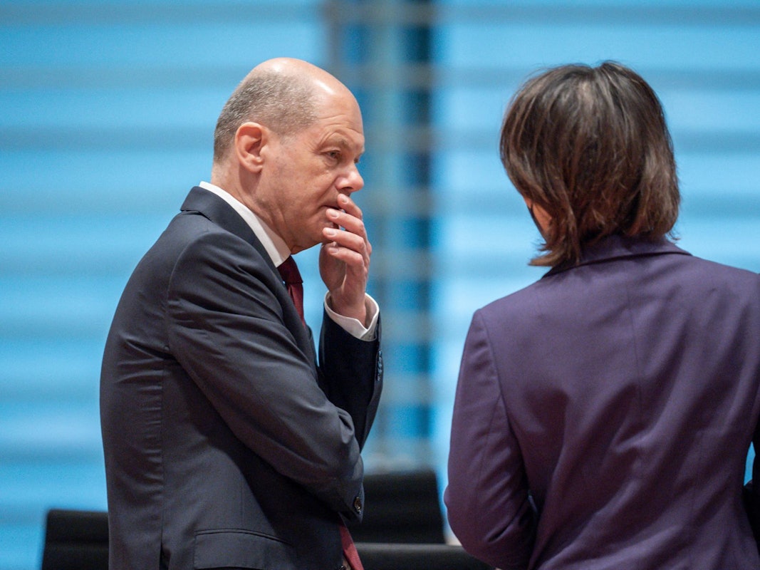 Olaf Scholz (hier im Gespräch mit Annalena Baerbock am 27. April) hat eine drastische Warnung von Prominenten bekommen.