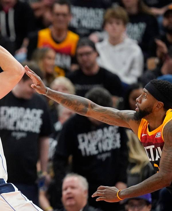Luka Doncic (links) beim Sprungwurf gegen Royce O'Neale.