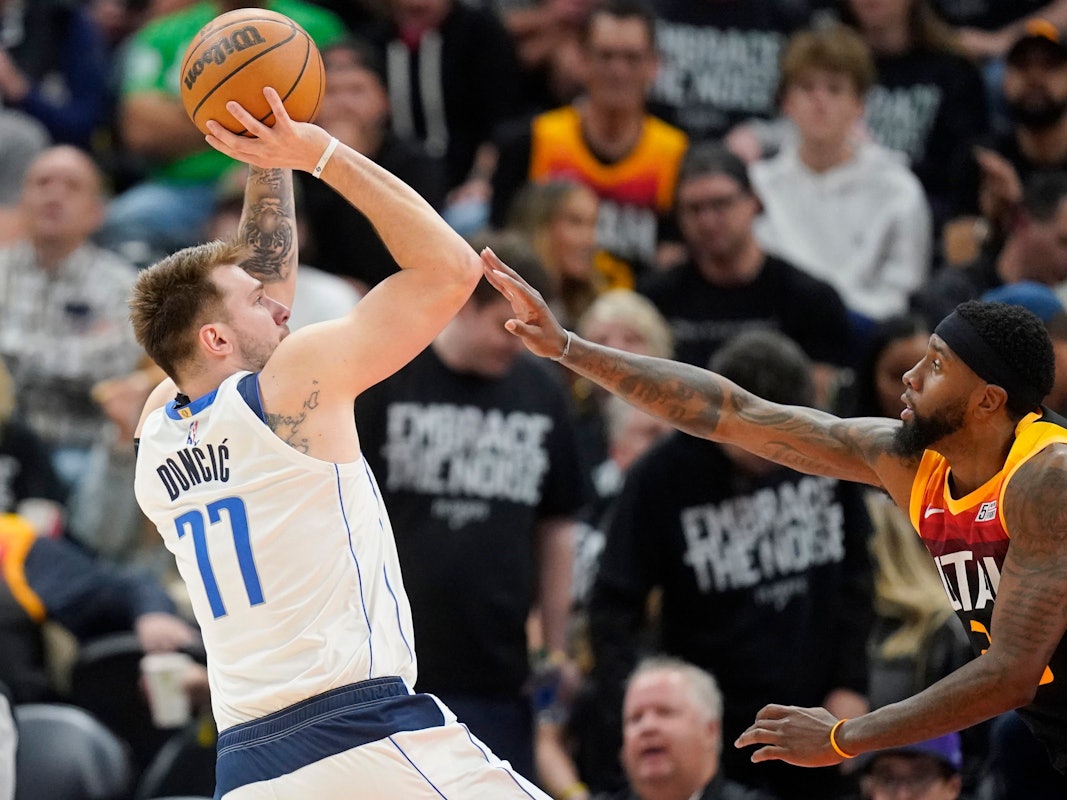 Luka Doncic (links) beim Sprungwurf gegen Royce O'Neale.