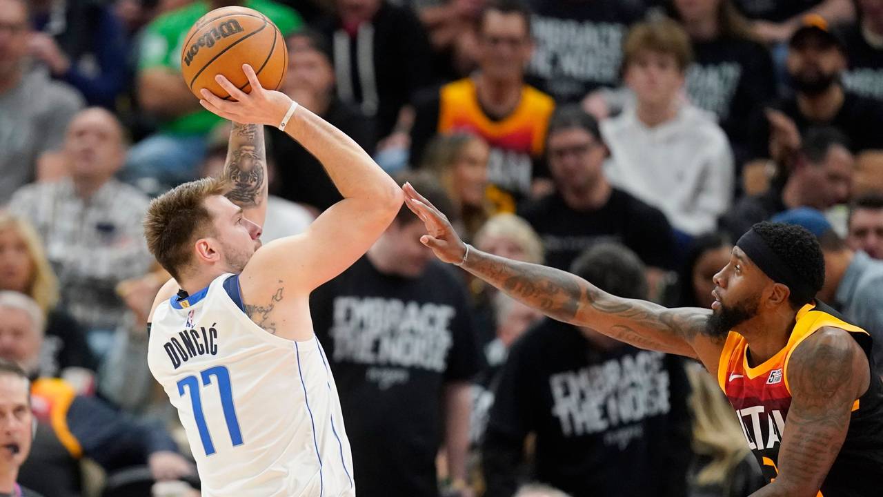 Luka Doncic (links) beim Sprungwurf gegen Royce O'Neale.