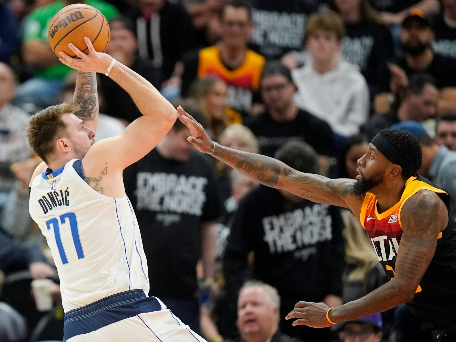 Luka Doncic (links) beim Sprungwurf gegen Royce O'Neale.