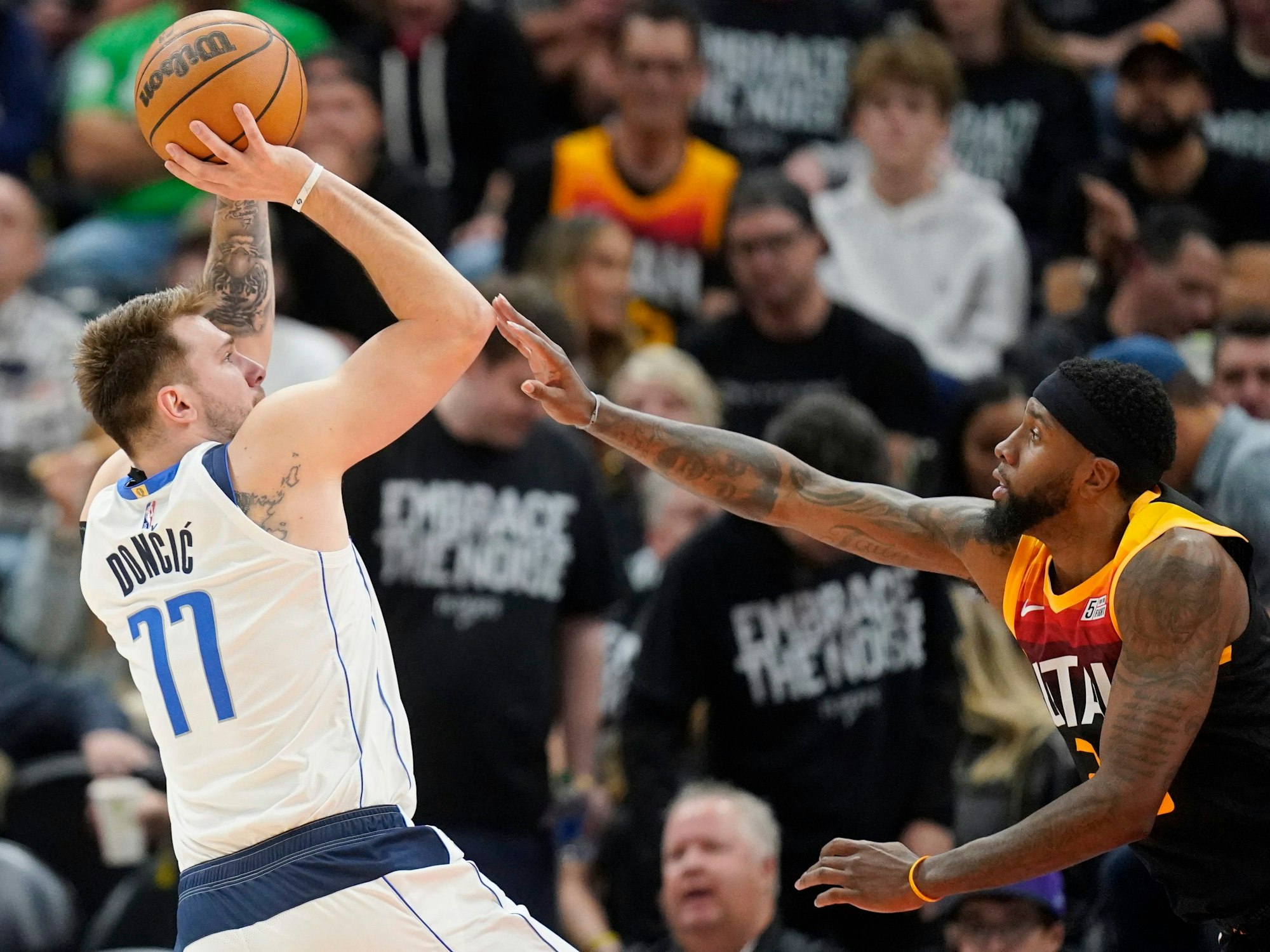 Luka Doncic (links) beim Sprungwurf gegen Royce O'Neale.