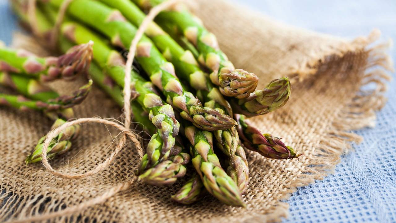 Spargel einfrieren: Mit der richtigen Methode bleibt das Gemüse aromatisch.