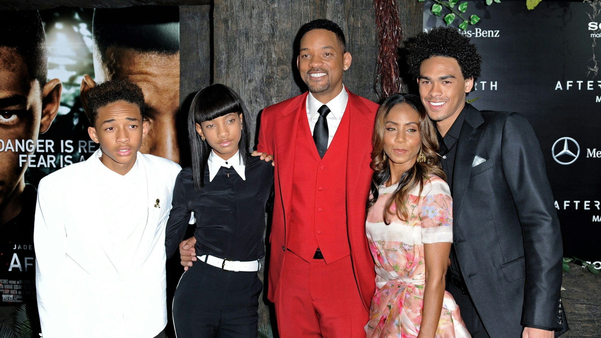 Der US-Schauspieler Jaden Smith (von links), seine Schwester Willo, Vater Will Smith, Mutter Jada Pinkett Smith und Trey Smith posieren am 29.05.2013 in New York bei der US-Premiere ihres Films „After Earth“.