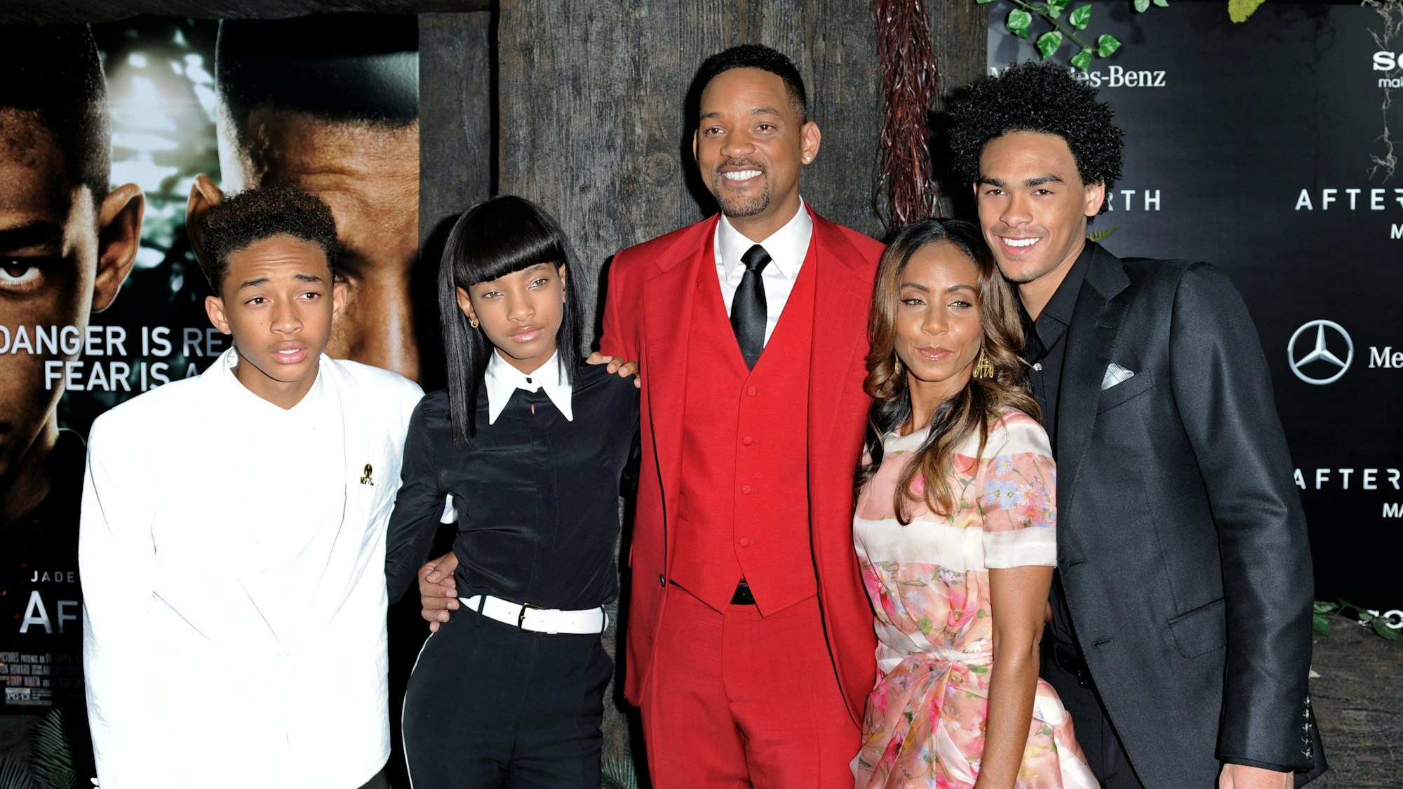 Der US-Schauspieler Jaden Smith (von links), seine Schwester Willo, Vater Will Smith, Mutter Jada Pinkett Smith und Trey Smith posieren am 29.05.2013 in New York bei der US-Premiere ihres Films „After Earth“.