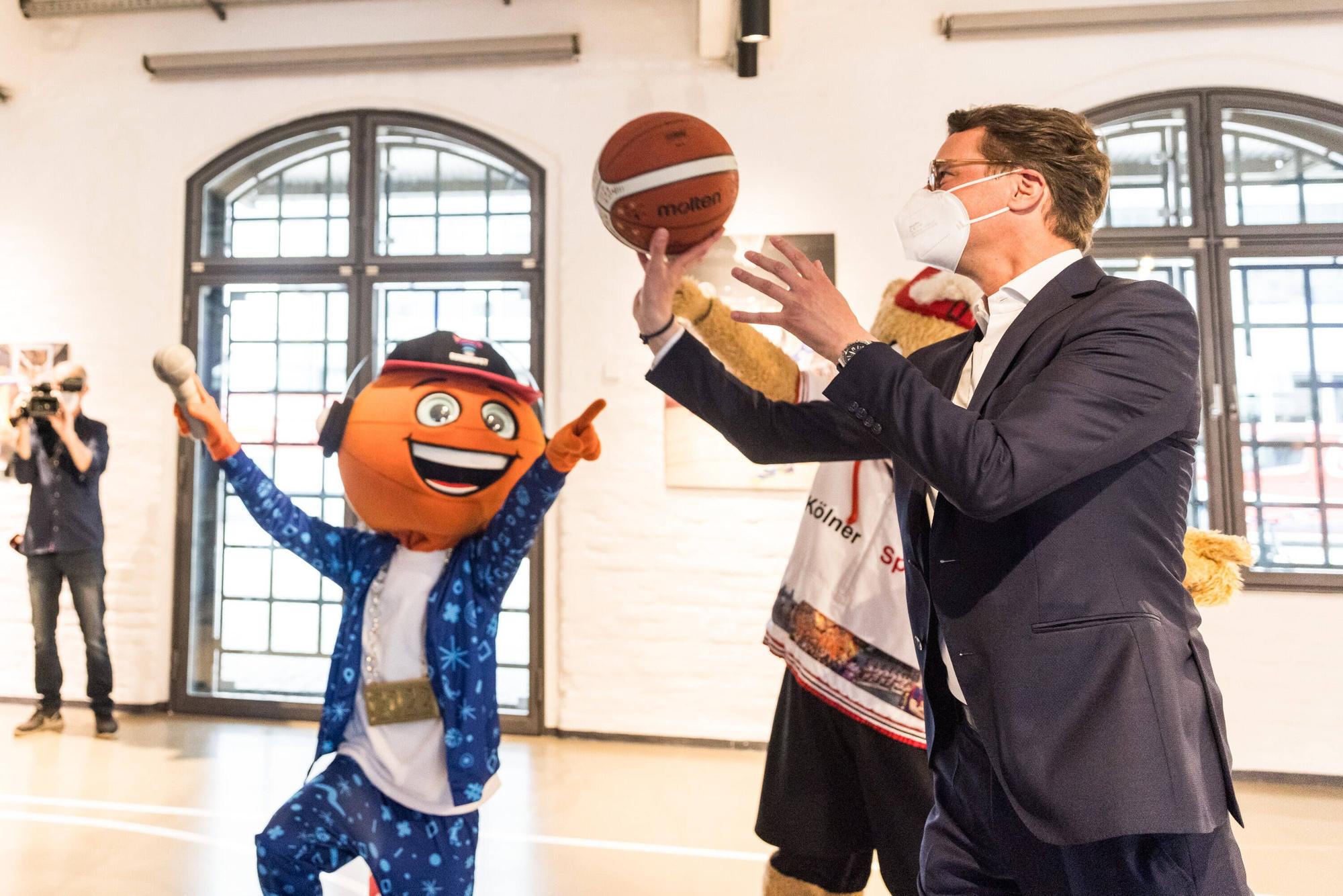 EuroBasket-Pressekonferenz 29.04.2022 Hendrik Wuest Ministerpraesident des Landes Nordrhein-Westfalen wirft Körbe.