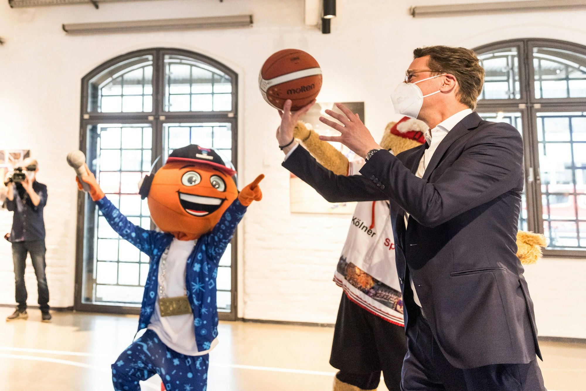 EuroBasket-Pressekonferenz 29.04.2022 Hendrik Wuest Ministerpraesident des Landes Nordrhein-Westfalen wirft Körbe.