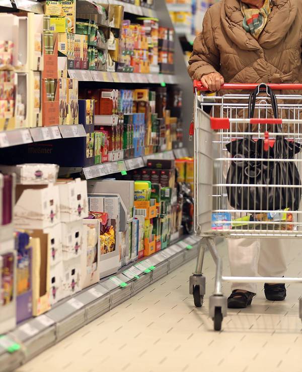 Eine Kundin schiebt am Mai 2013 in Köln (Nordrhein-Westfalen) ihren Einkaufswagen durch einen zum Rewe-Konzern gehörenden Penny-Markt.
