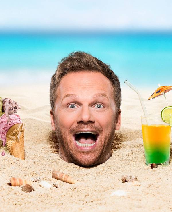 Comedian Ralf Schmitz posiert für sein Programm "Schmitzfrei" in einer Strandkulisse