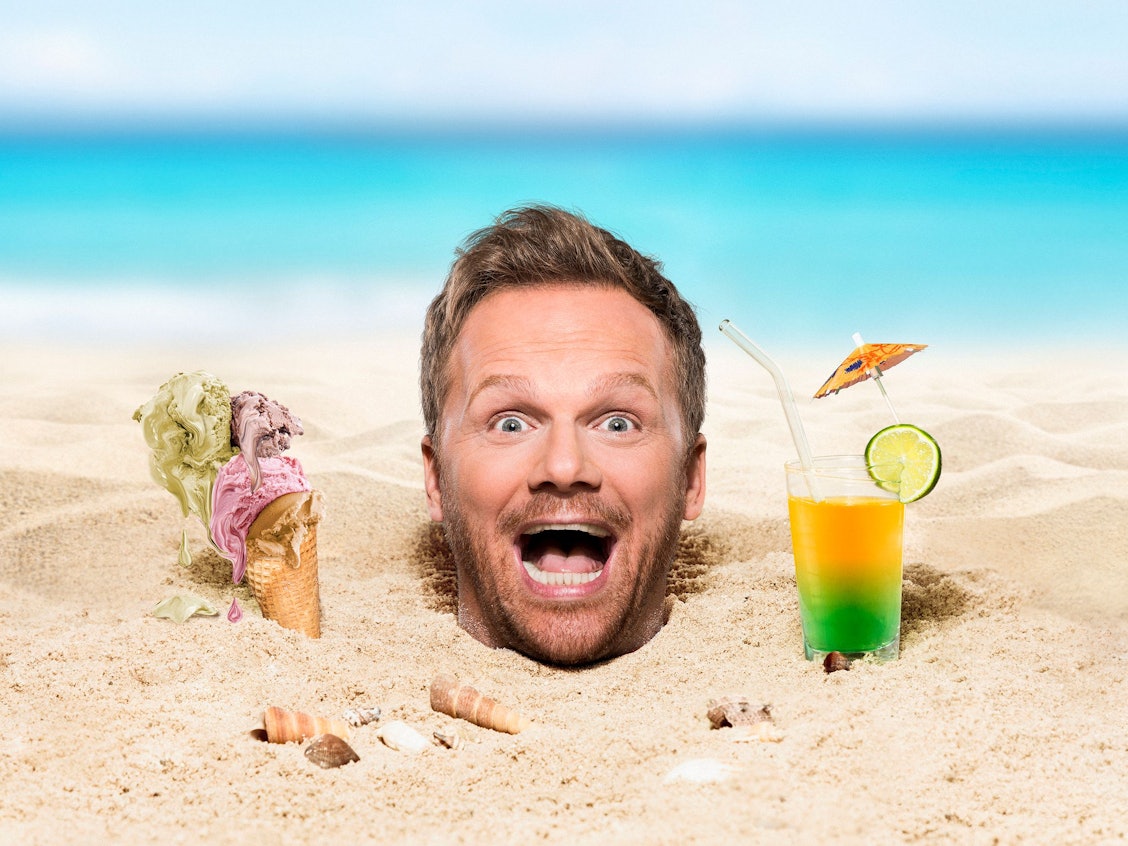 Comedian Ralf Schmitz posiert für sein Programm "Schmitzfrei" in einer Strandkulisse