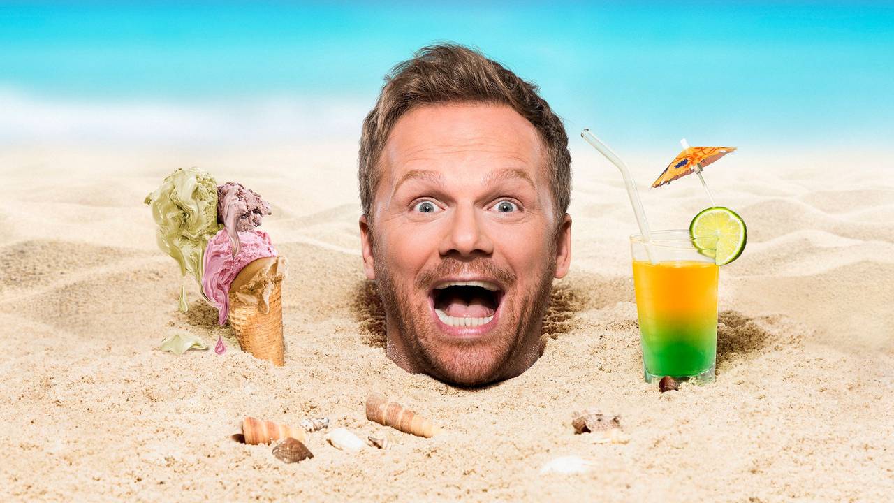 Comedian Ralf Schmitz posiert für sein Programm "Schmitzfrei" in einer Strandkulisse