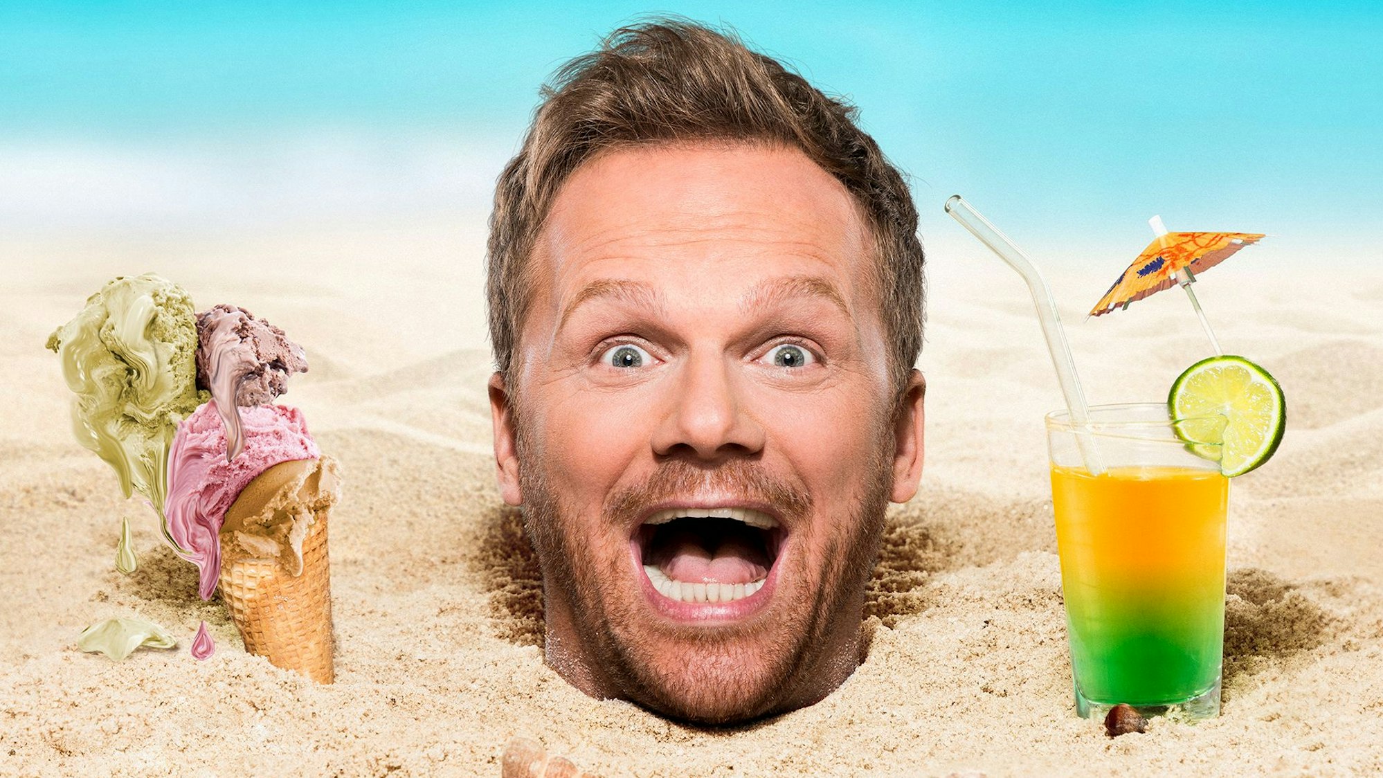 Comedian Ralf Schmitz posiert für sein Programm "Schmitzfrei" in einer Strandkulisse