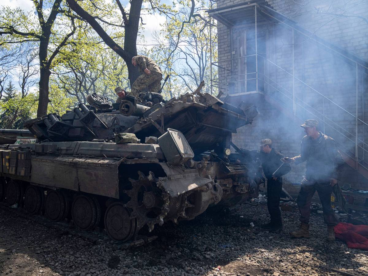 Ukrainische Soldaten reparieren ihren Panzer nach Kämpfen gegen russische Truppen in der Region Donezk.