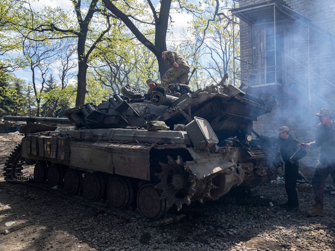 Ukrainische Soldaten reparieren ihren Panzer nach Kämpfen gegen russische Truppen in der Region Donezk.