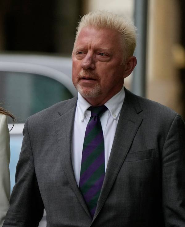 Boris Becker kommt mit Lilian de Carvalho Monteiro zur Urteilsverkündung.