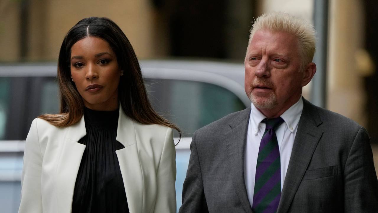 Boris Becker kommt mit Lilian de Carvalho Monteiro zur Urteilsverkündung.