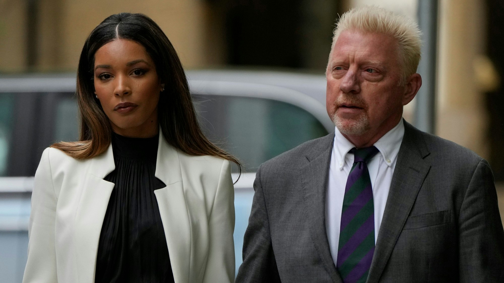 Boris Becker kommt mit Lilian de Carvalho Monteiro zur Urteilsverkündung.