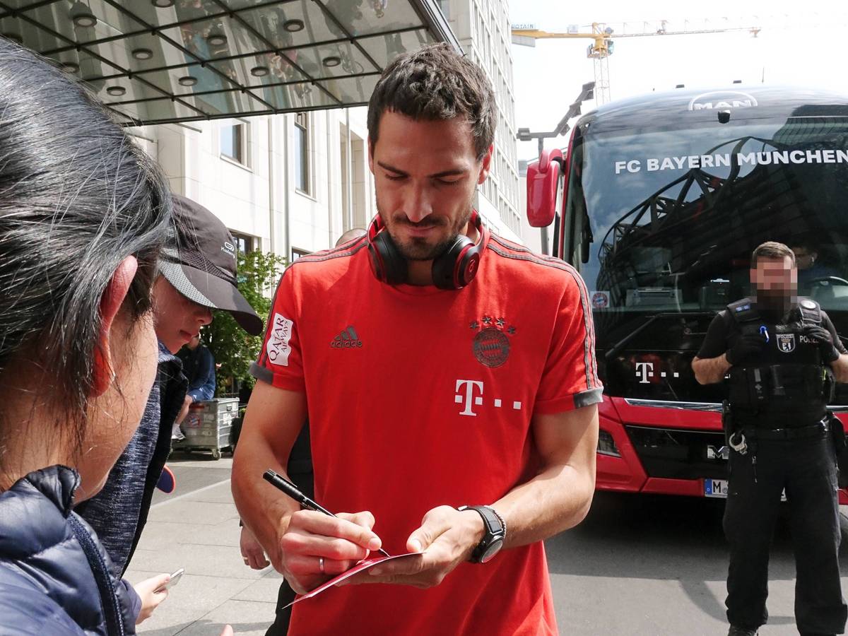 Mats Hummels signiert Autogrammkarte.