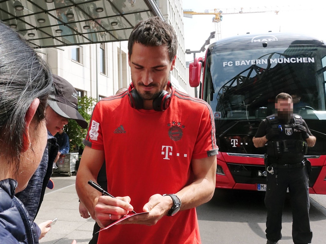 Mats Hummels signiert Autogrammkarte.