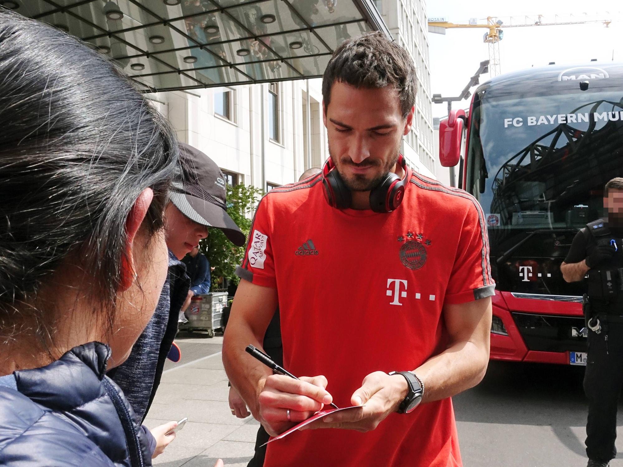 Mats Hummels signiert Autogrammkarte.