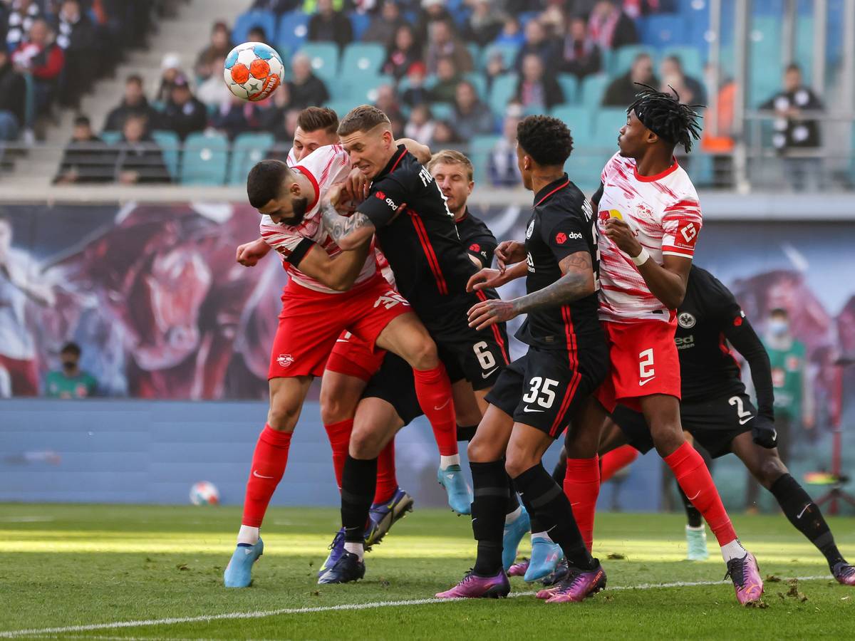 Leipzigs Josko Gvardiol (l) und Frankfurts Kristijan Jakic kämpfen um den Ball.