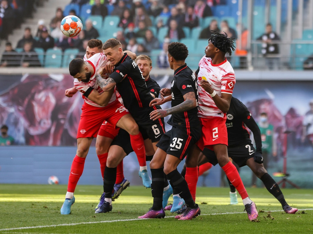 Leipzigs Josko Gvardiol (l) und Frankfurts Kristijan Jakic kämpfen um den Ball.