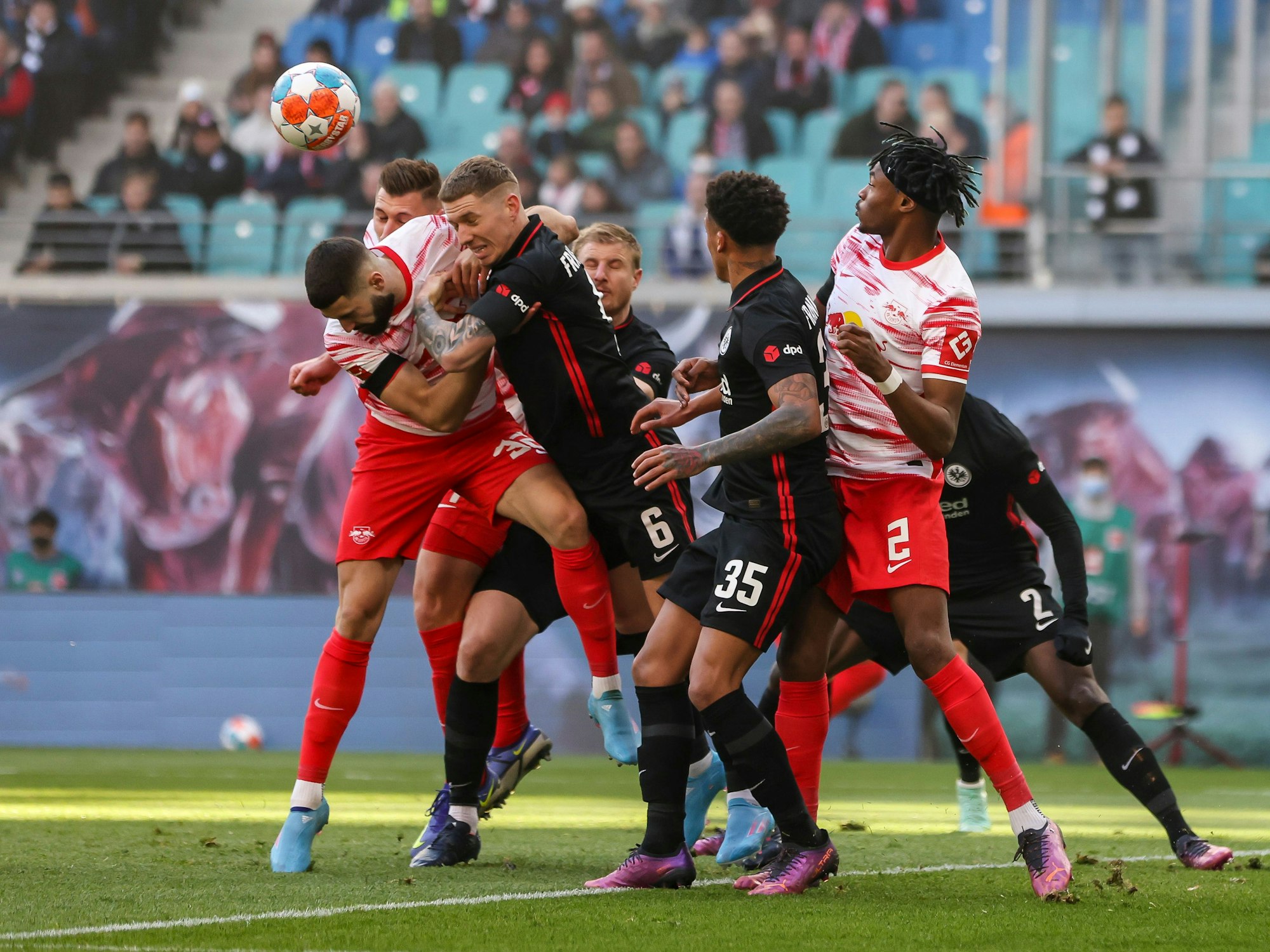 Leipzigs Josko Gvardiol (l) und Frankfurts Kristijan Jakic kämpfen um den Ball.