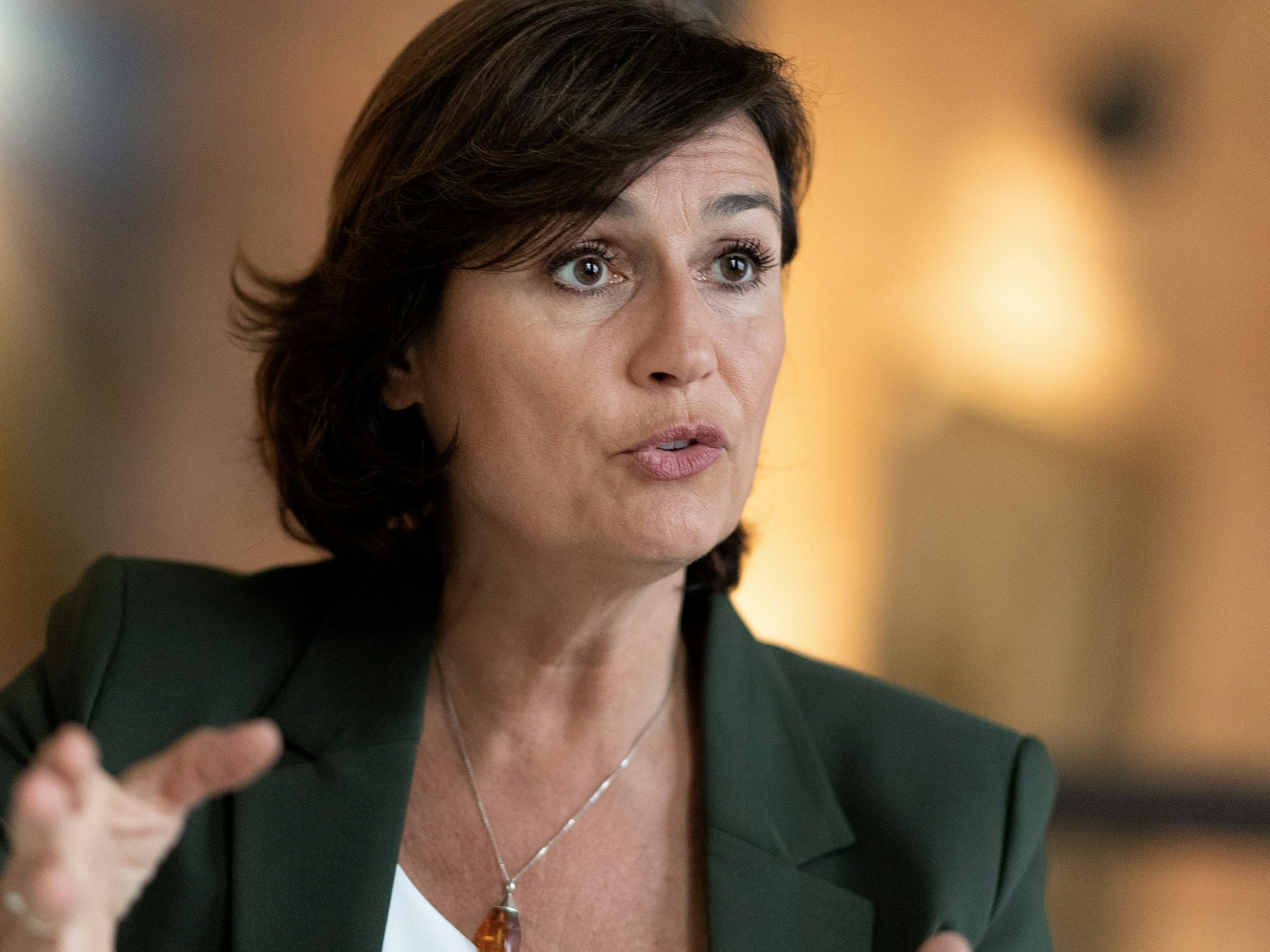 Talkshow-Moderatorin Sandra Maischberger: Sie bekommt einen zusätzlichen Sendetermin - und der Name ihres Formats ändert sich im Mai 2022.