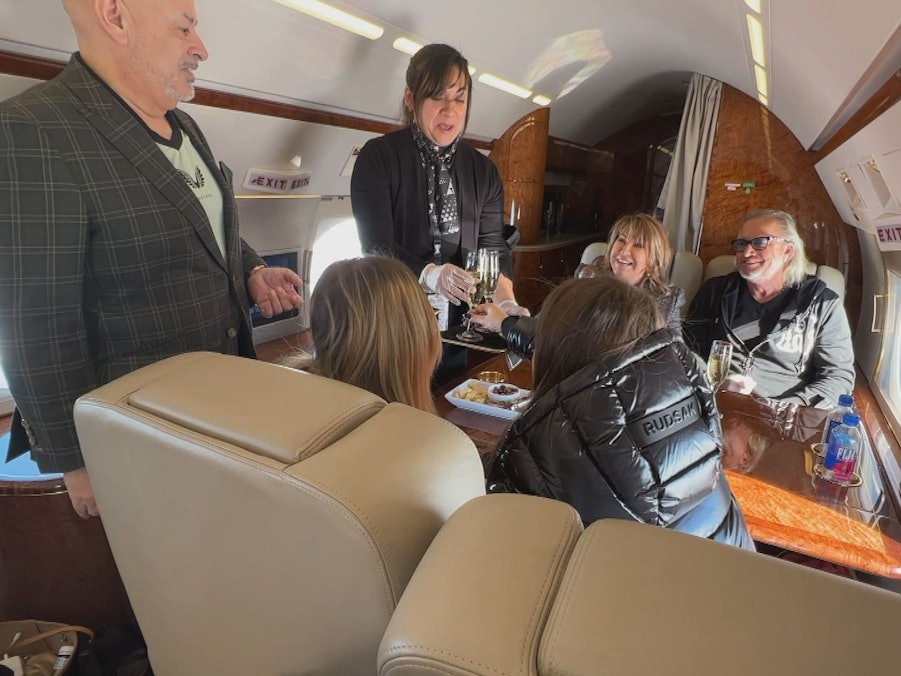 Die Familie Geiss am 1. Januar im Jet nach Miami. In ihrem Podcast verrieten sie nun ein süßes Detail.