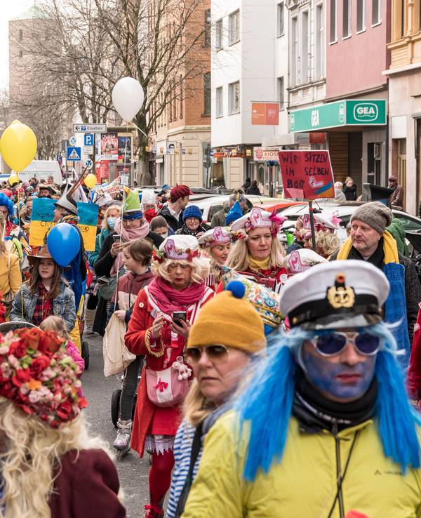 Verkleidete Menschen ziehen beim Südstadtzug durch Köln.