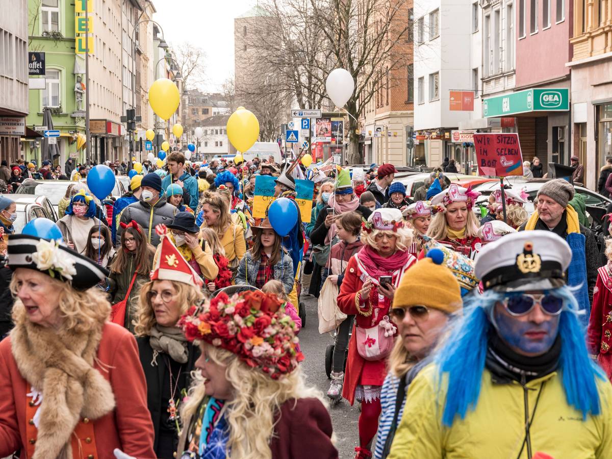 Verkleidete Menschen ziehen beim Südstadtzug durch Köln.