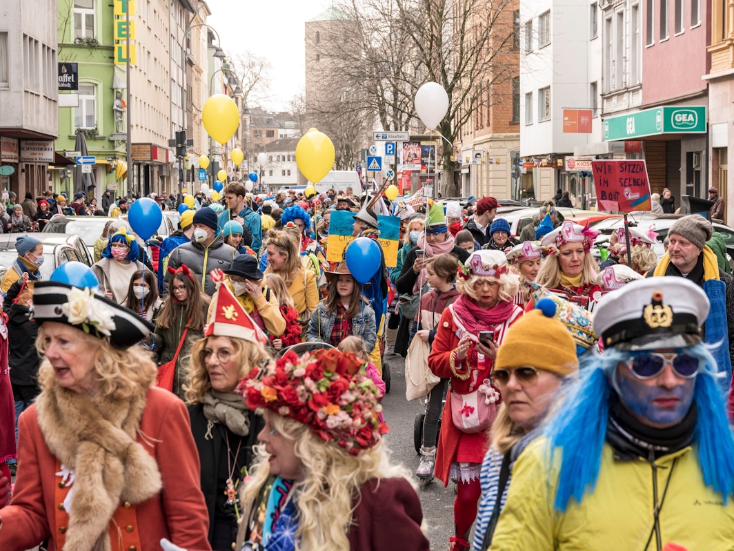 Verkleidete Menschen ziehen beim Südstadtzug durch Köln.