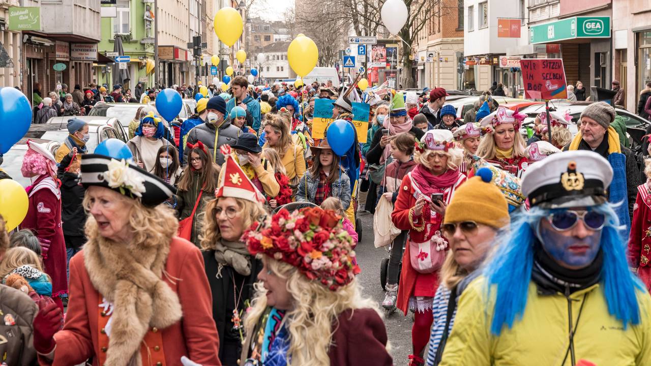 Verkleidete Menschen ziehen beim Südstadtzug durch Köln.