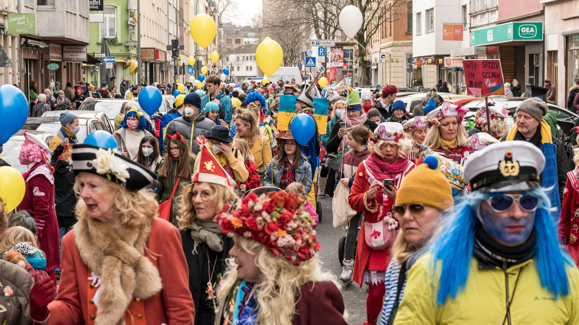 Verkleidete Menschen ziehen beim Südstadtzug durch Köln.