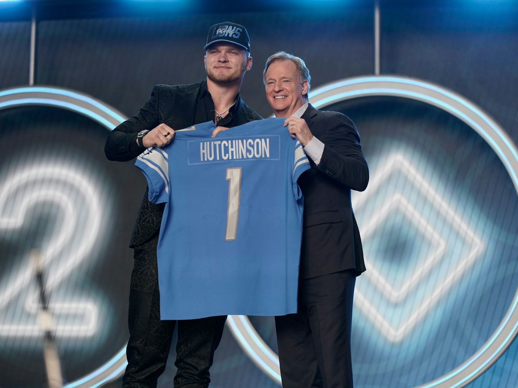 Aidan Hutchinson (links) zeigt sein neues Trikot mit Roger Goodell.