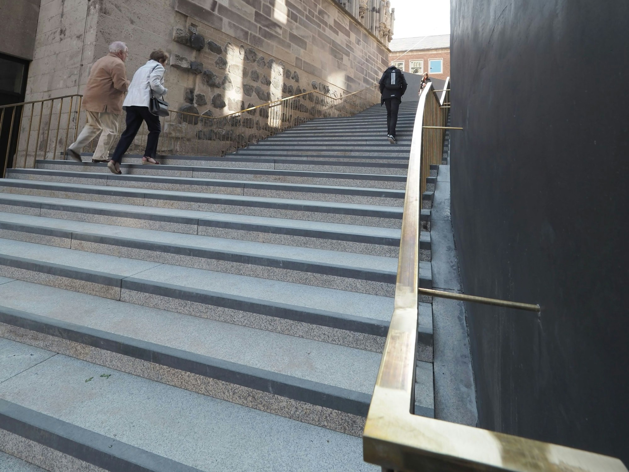 Passanten steigen die neue Rathaustreppe hinauf.