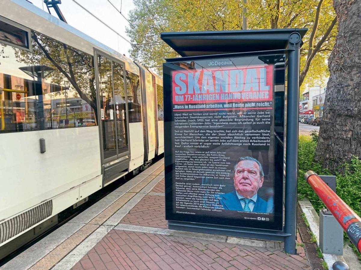 Eins der Anti-Schröder-Plakate an der Bahnhaltestelle Venloer Straße.