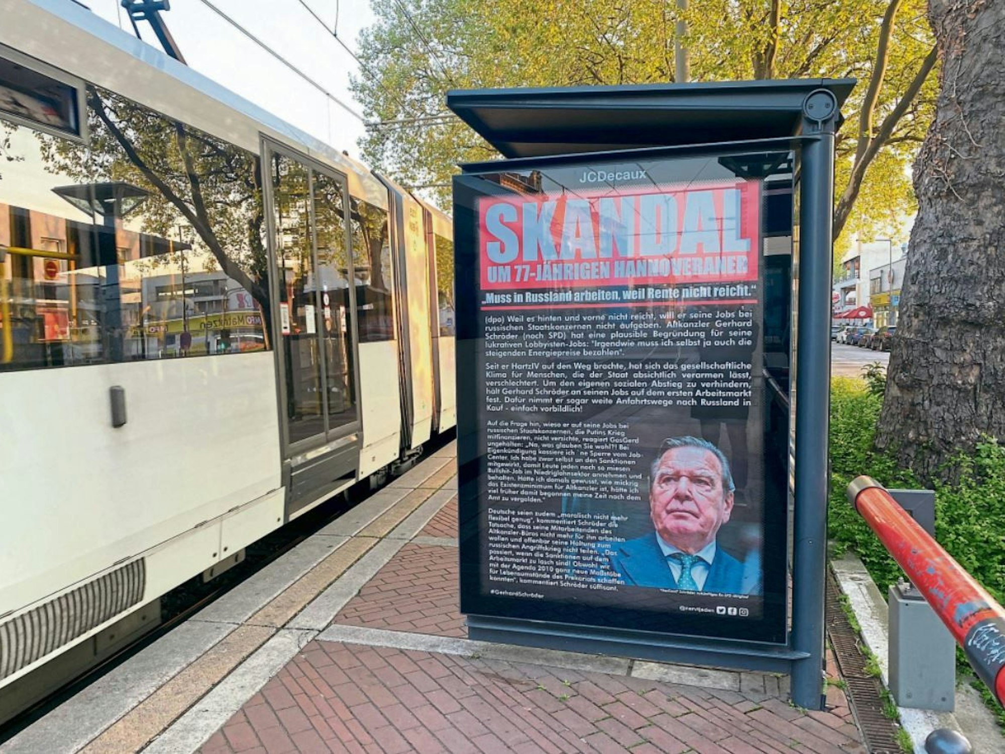 Eins der Anti-Schröder-Plakate an der Bahnhaltestelle Venloer Straße.