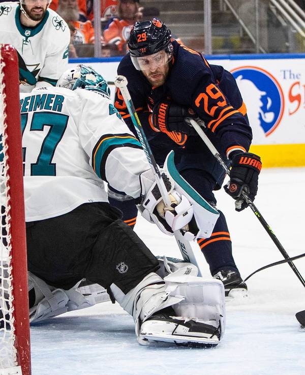 Leon Draisaitl (rechts) im Scheibenbesitz.