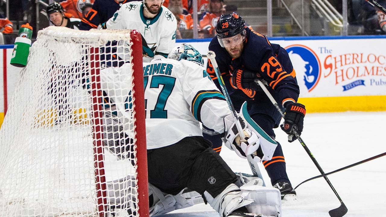 Leon Draisaitl (rechts) im Scheibenbesitz.
