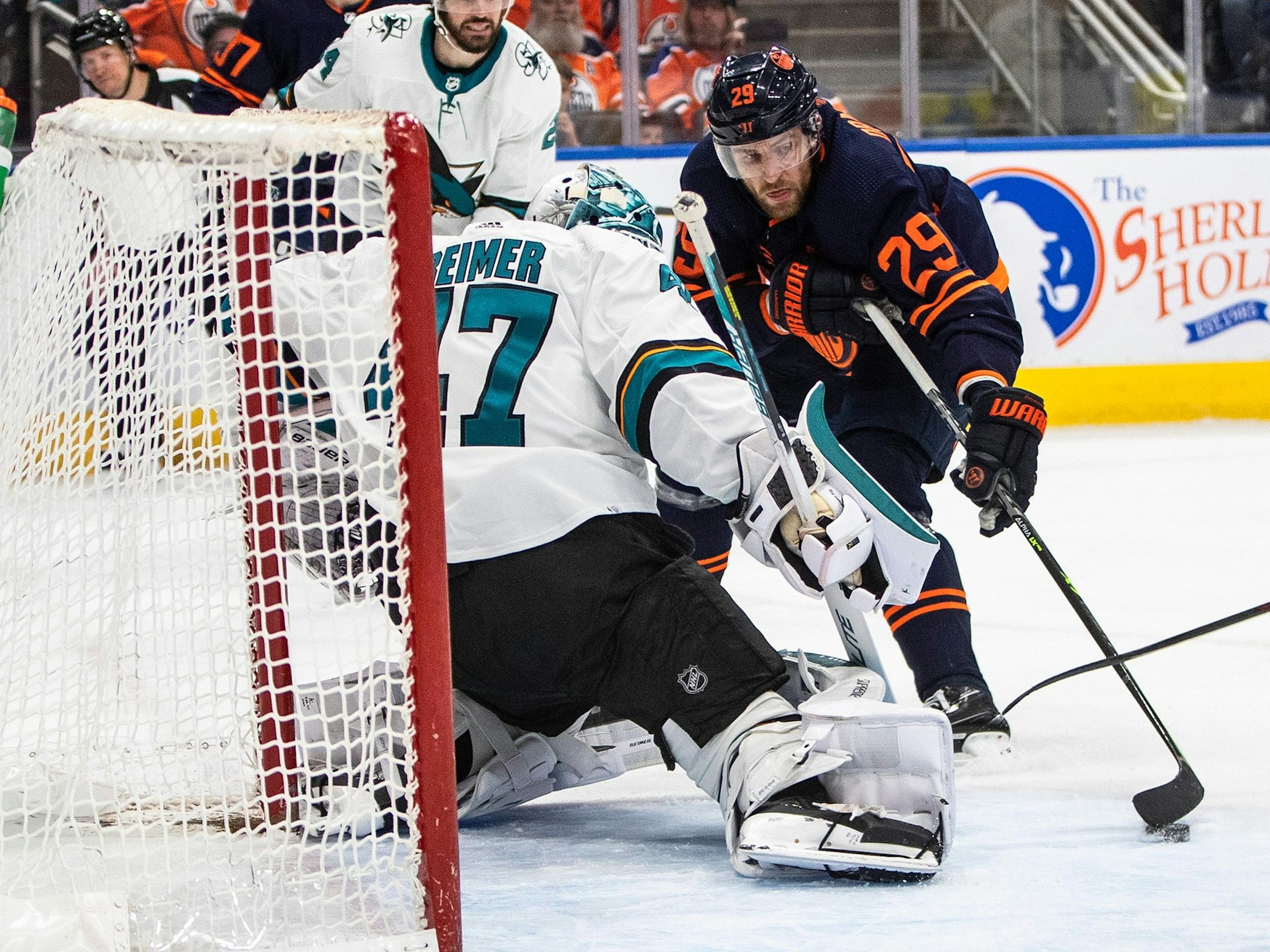 Leon Draisaitl (rechts) im Scheibenbesitz.