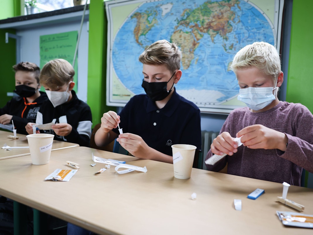 Schüler der Klasse 6a am Goethe-Gymnasium in Hamburg-Lurup machen einen Corona-Schnelltest im Klassenzimmer.