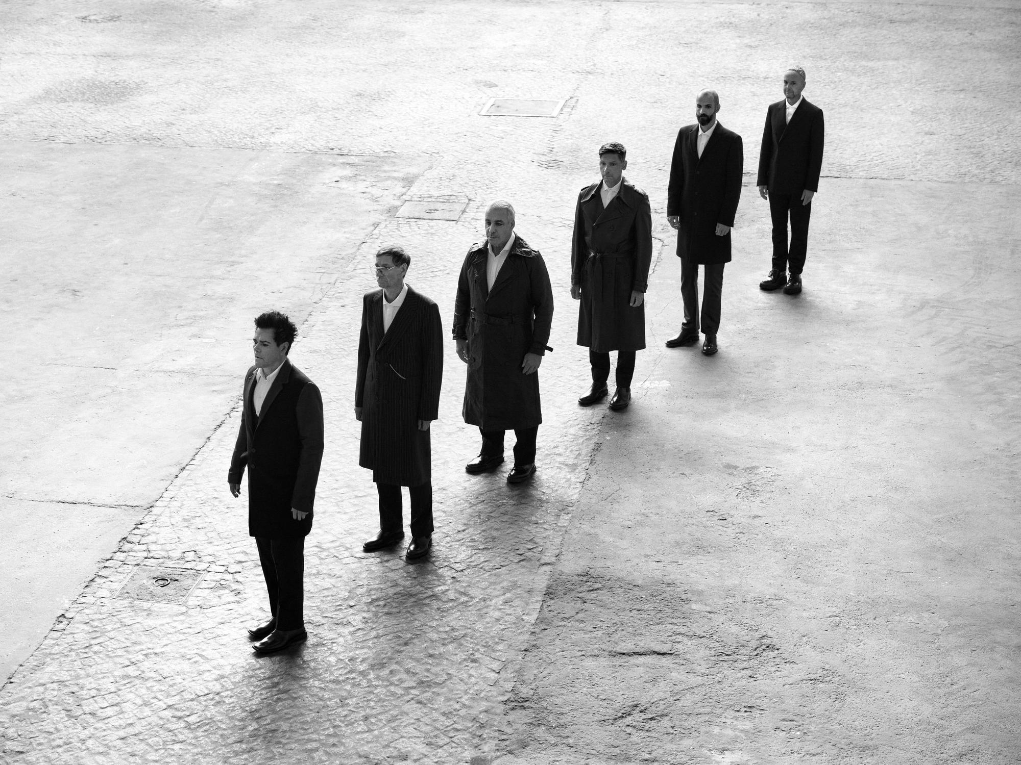 Die Band Rammstein, fotografiert von Bryan Adams.