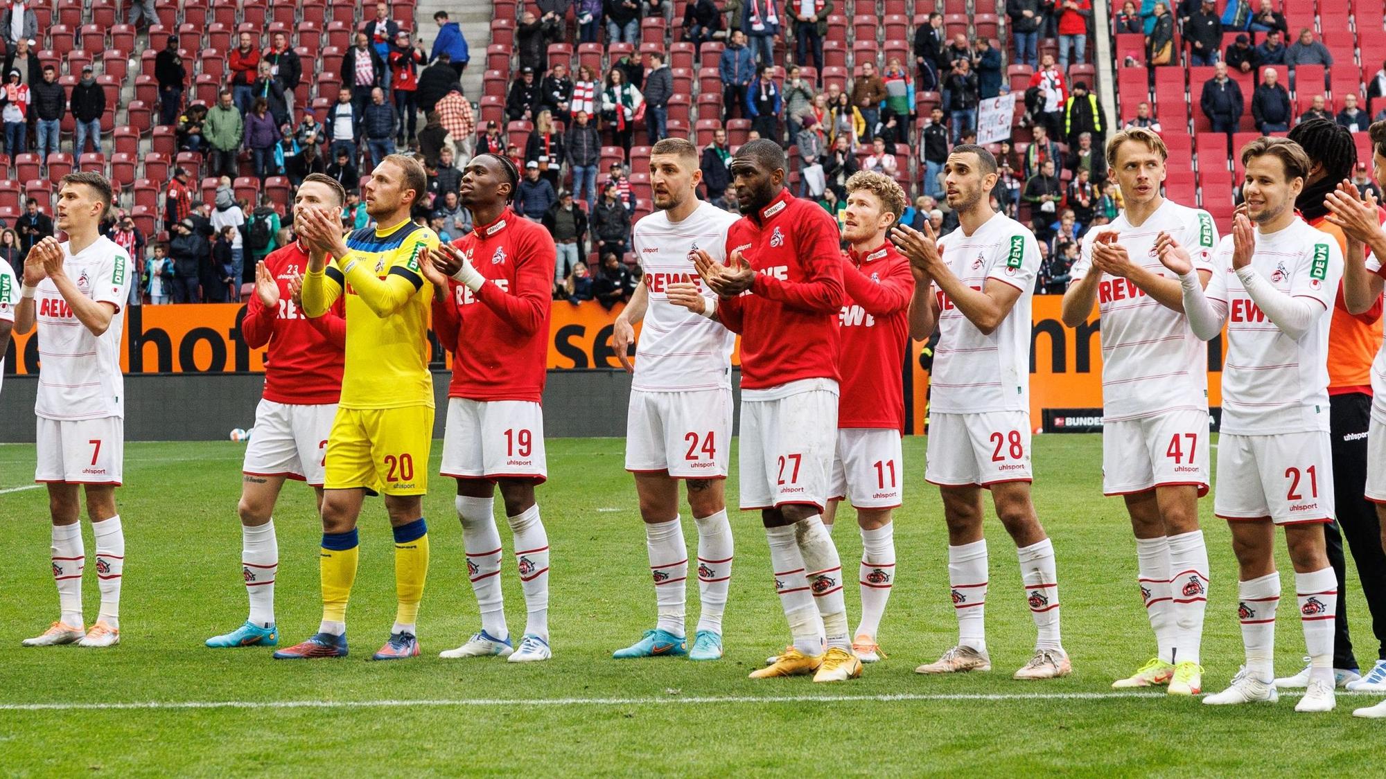 Die Fans des 1. FC Köln feiern ihre Mannschaft nach dem Sieg in Augsburg.