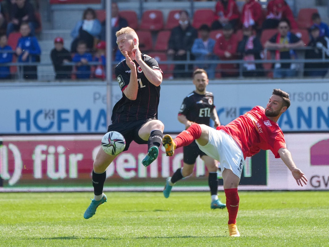 Kai Klefisch (links) im Zweikampf mit Niklas Kreuzer.