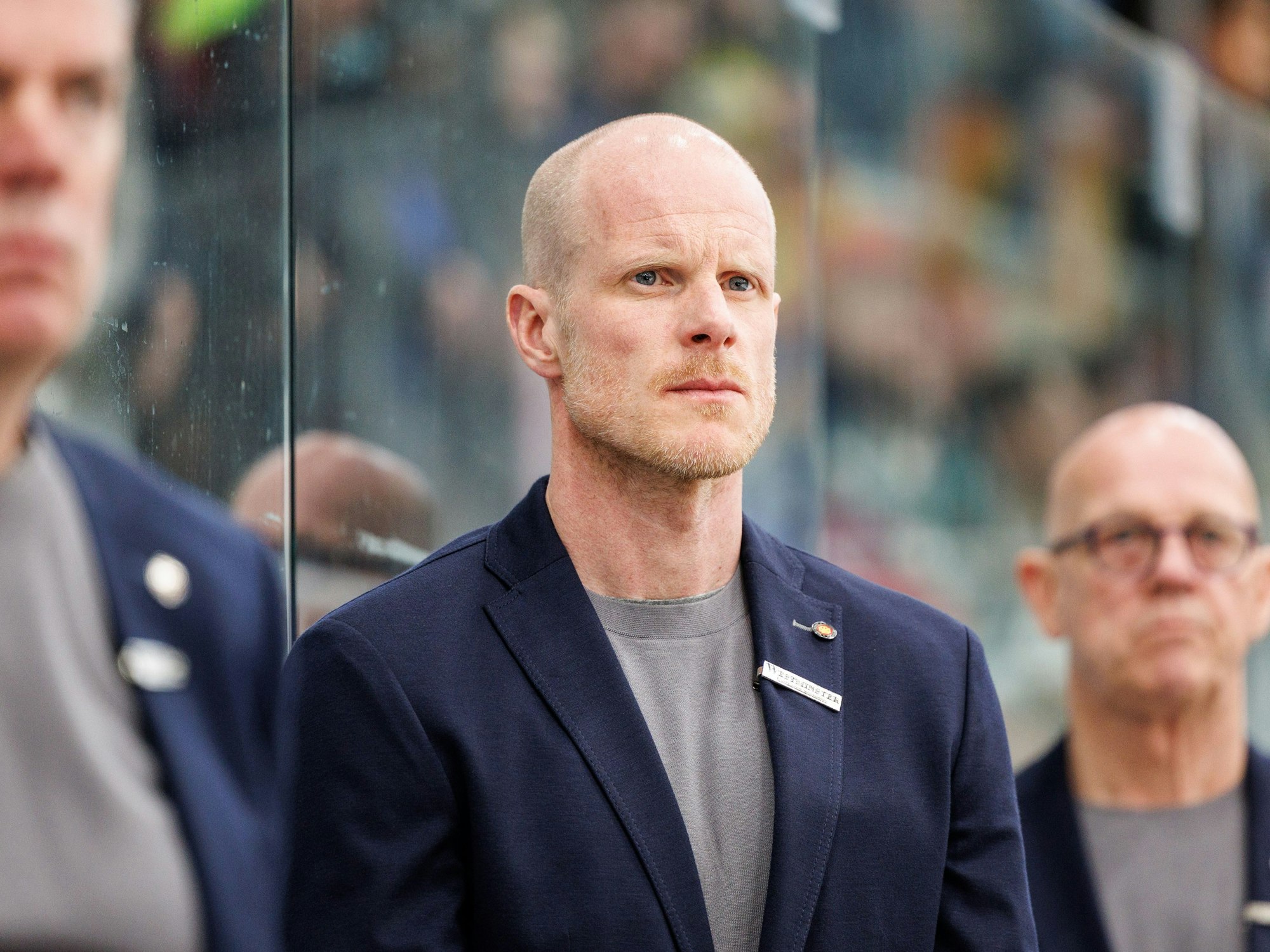 Toni Söderholm beobachtet das Spiel mit ernster Mine.